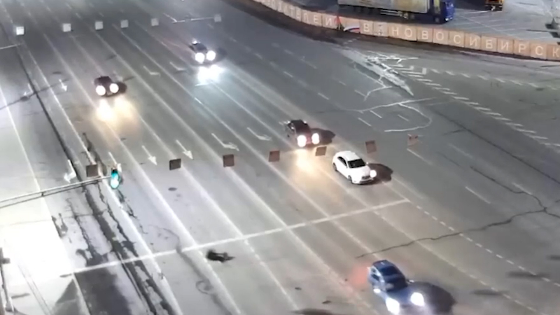 В Новосибирске при резком торможении девушку выбросило из авто