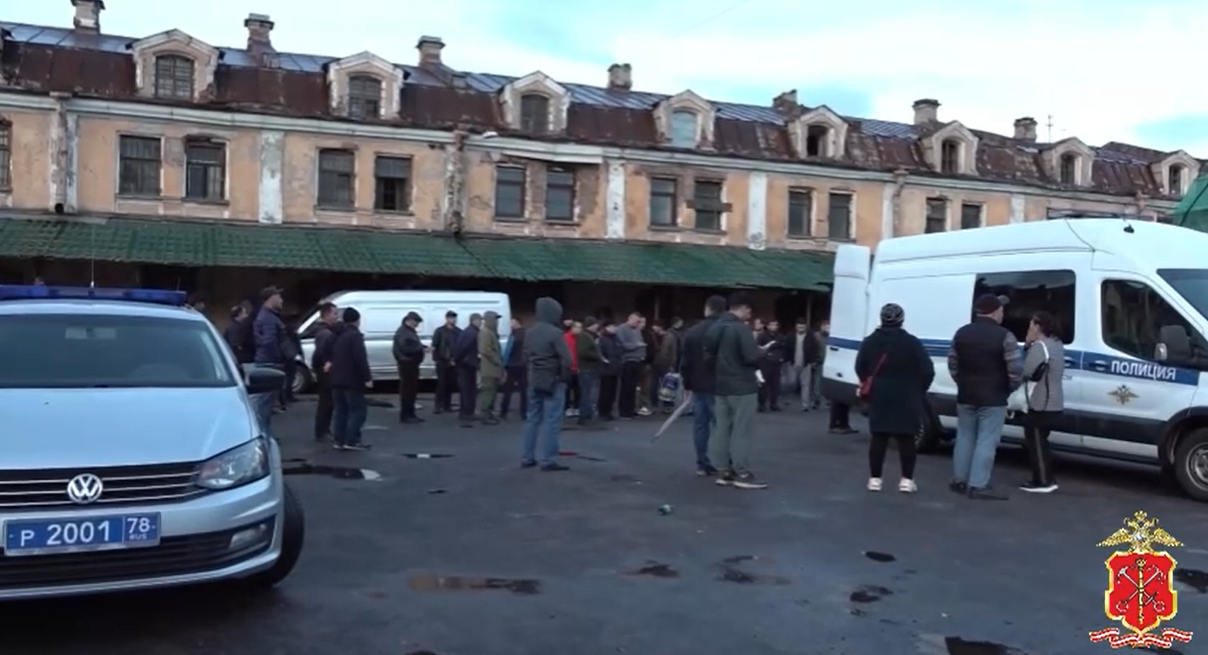 В ходе рейда в Петербурге полиция задержала около 20 мигрантов