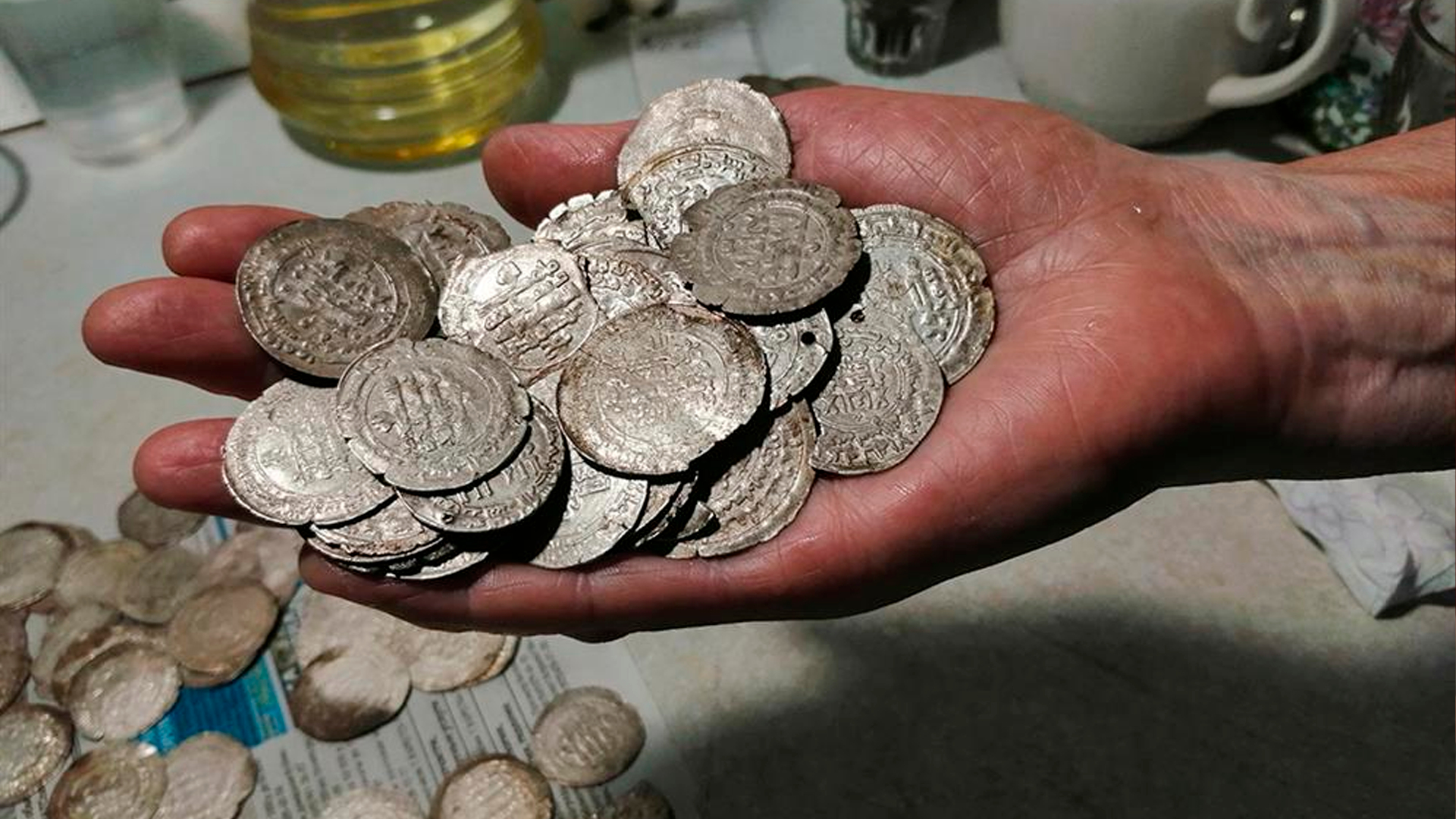 Серебряный клад X века нашли на раскопках в Великом Новгороде