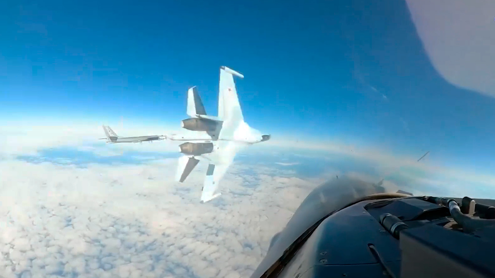Российский Су-35 напугал американского пилота в районе Аляски