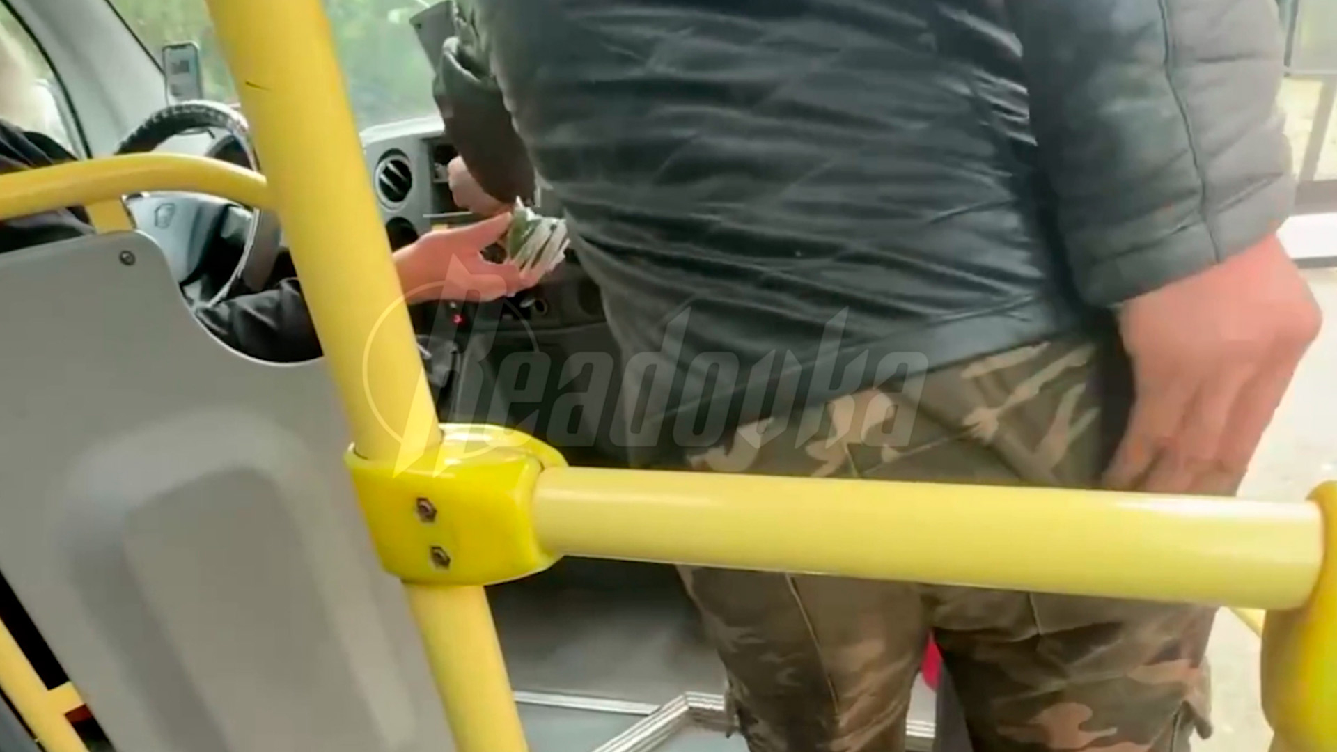 В Подмосковье в салоне маршрутки водитель устроил сбыт насвая