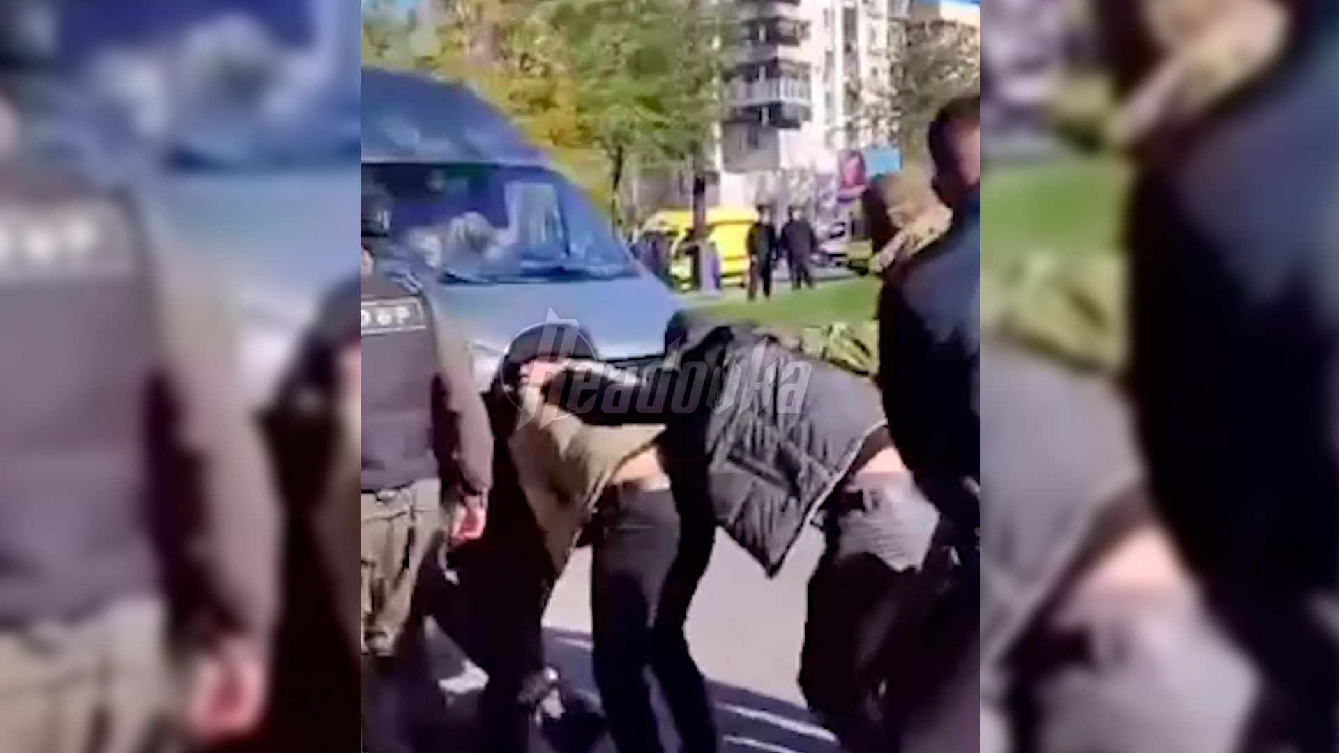 У сгоревшего здания музтеатра в Хабаровске задержали группу мигрантов