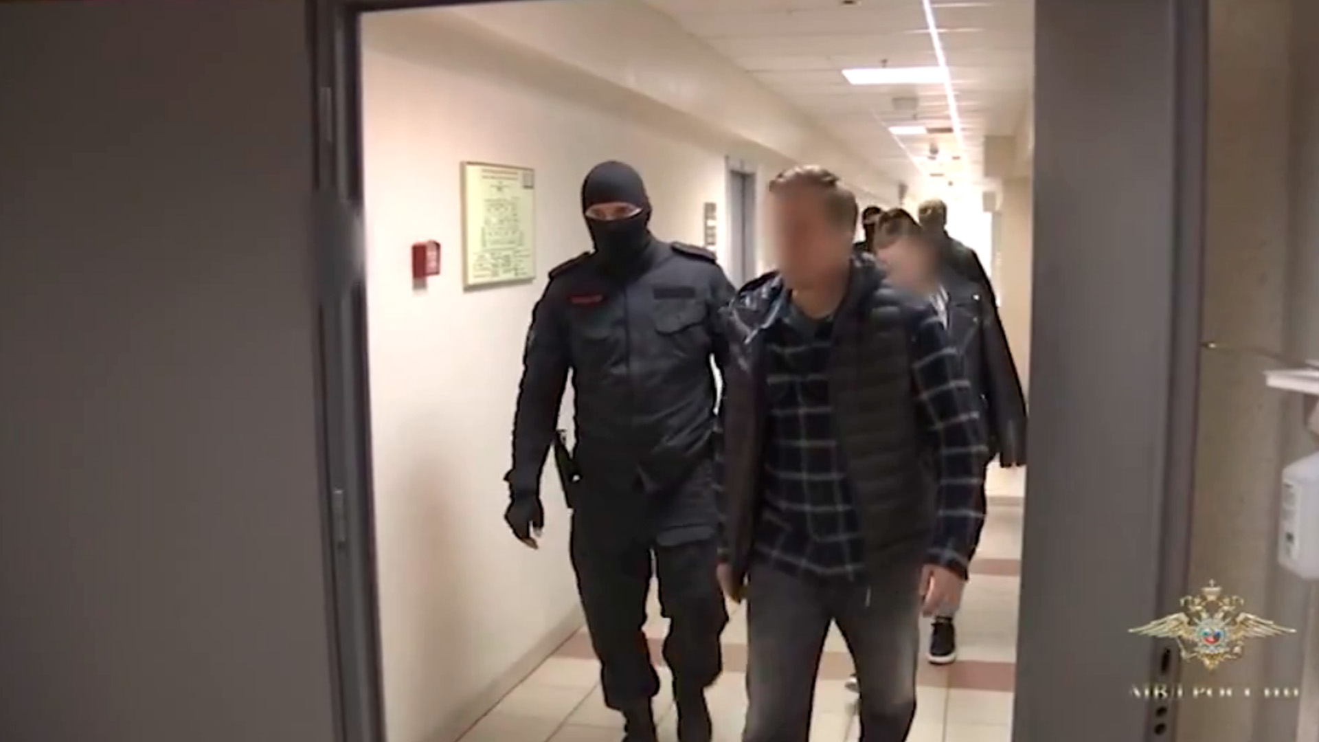 Появились кадры с задержанием Чекалиных и их бизнес-партнера