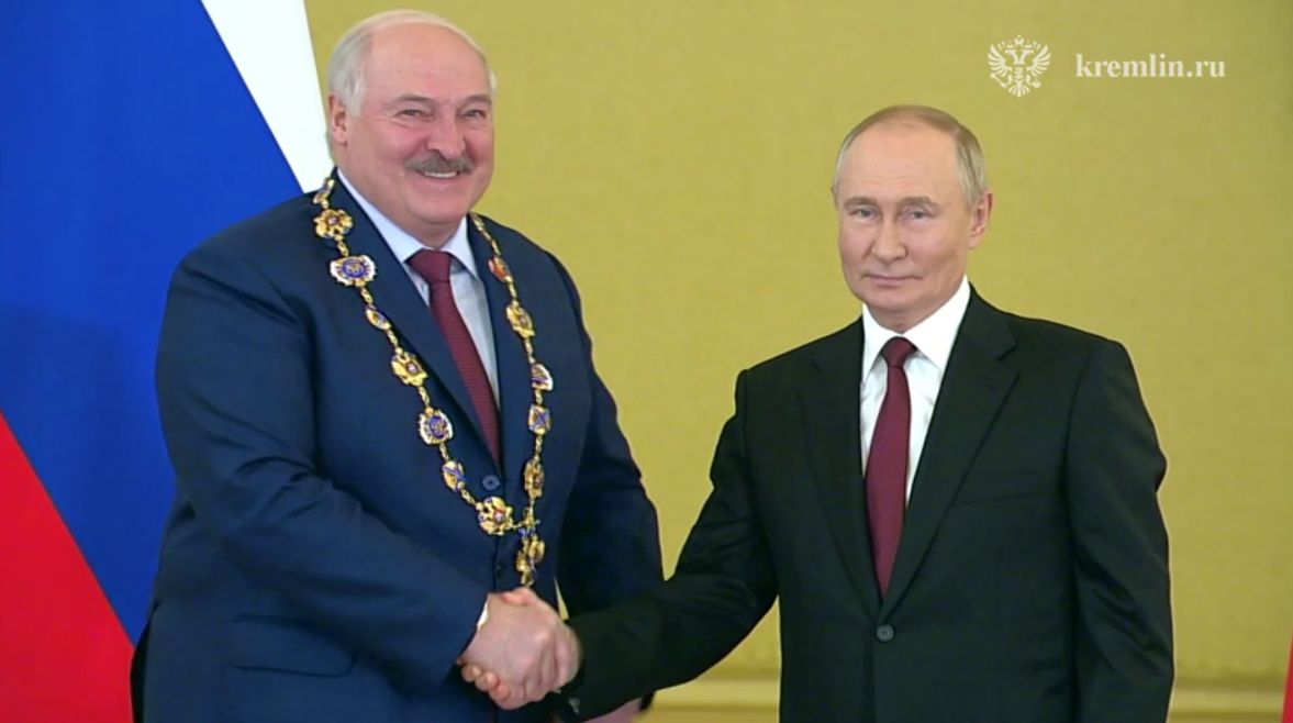 Путин вручил Лукашенко орден Святого апостола Андрея Первозванного