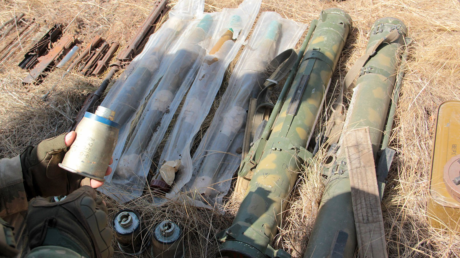 В ЛНР обезвредили подземный схрон с оружием и боеприпасами