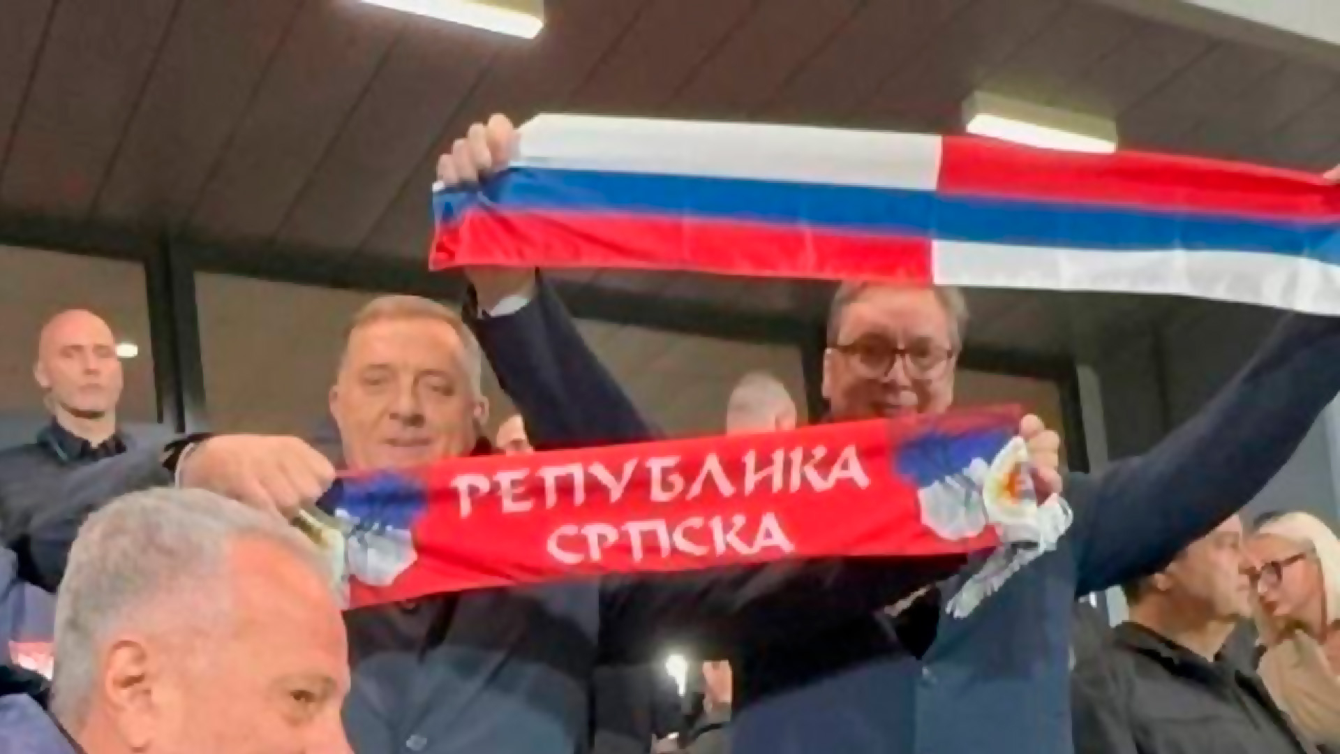 На матче УЕФА Вучич поднял флаг России