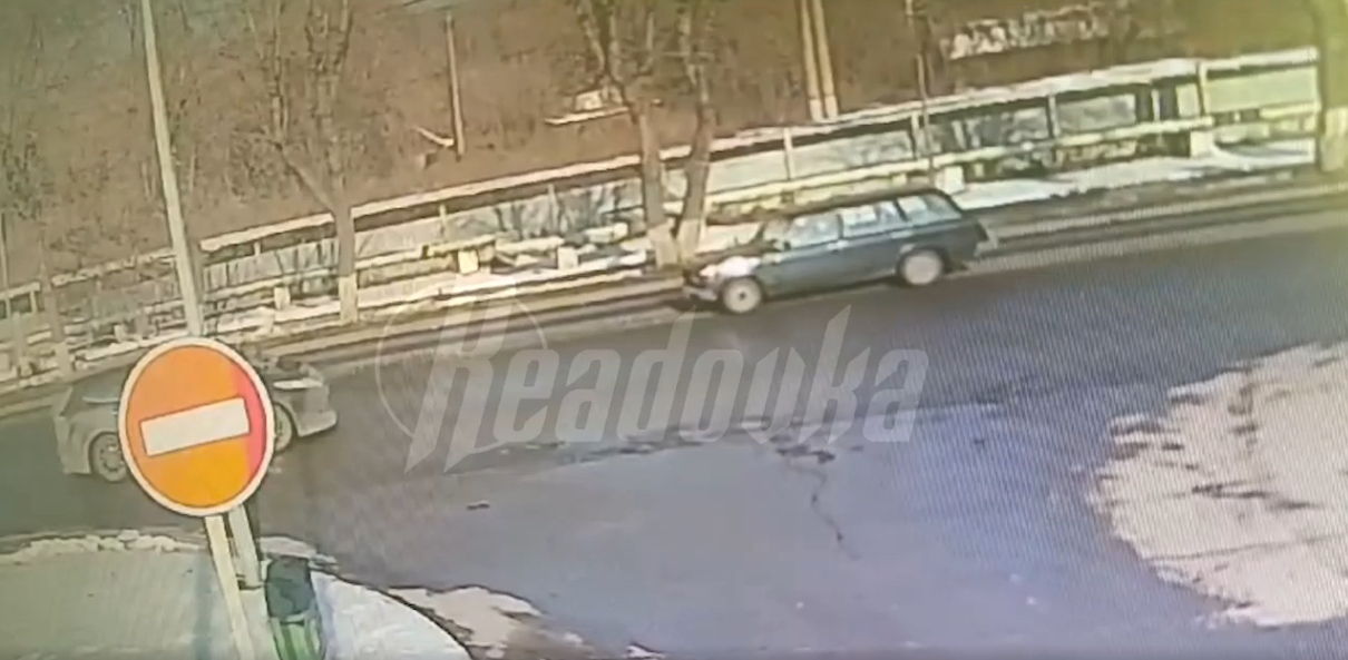 В Киселевске должник прокатил на капоте судебного пристава