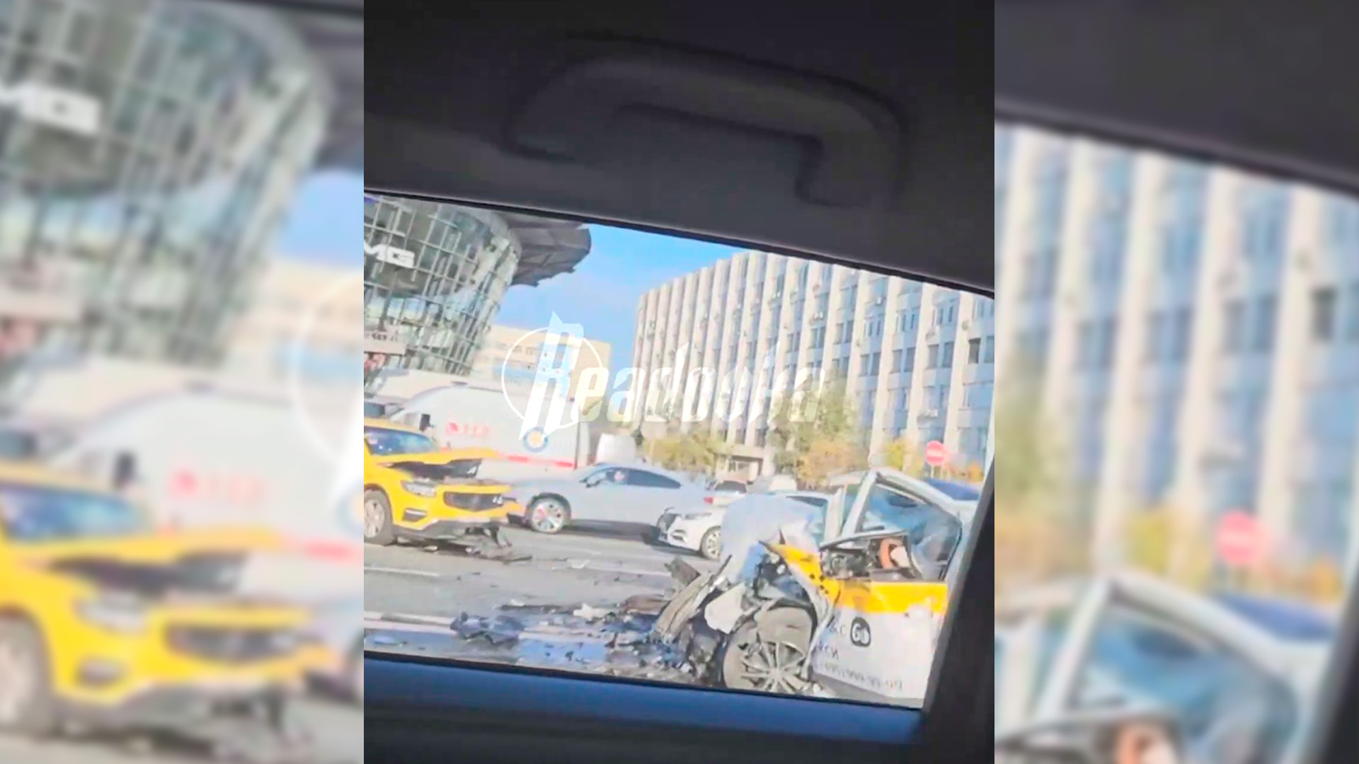 В Москве произошло жесткое ДТП с участием двух машин такси
