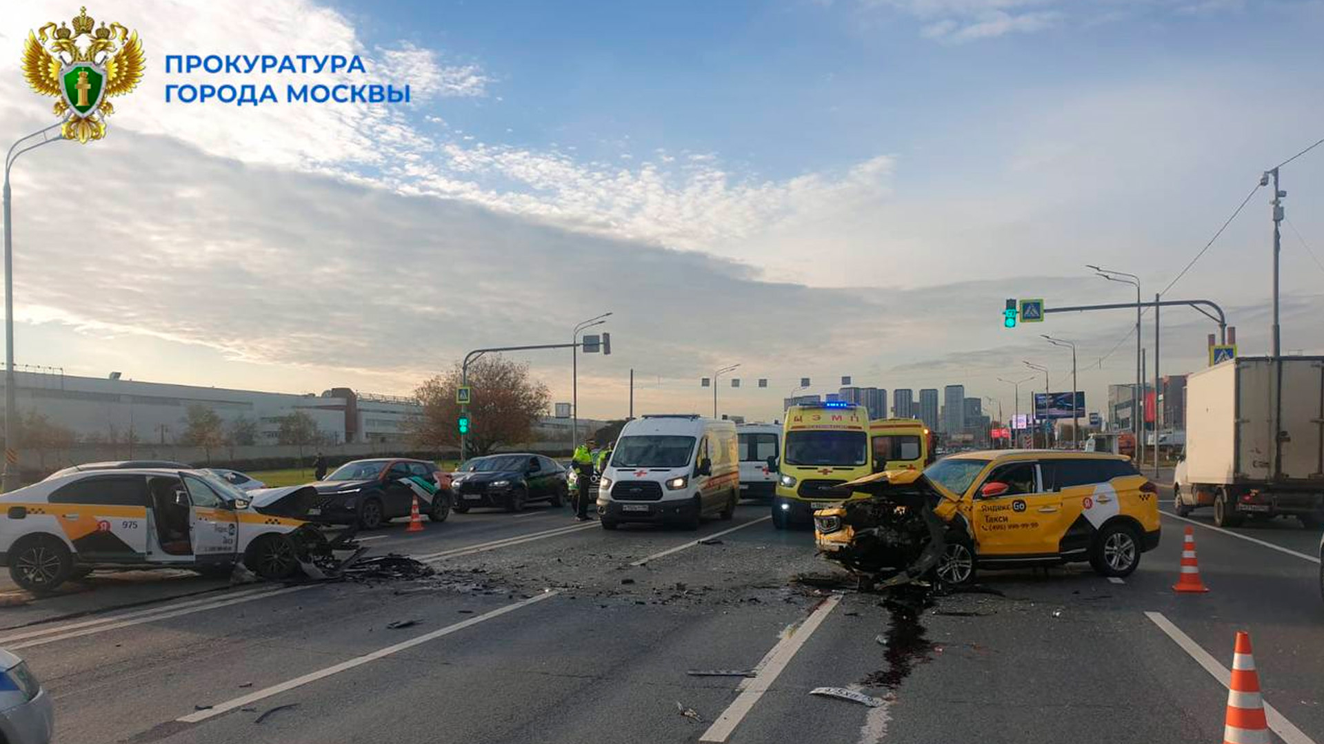 При столкновении такси в столице пострадали 2 маленьких ребенка