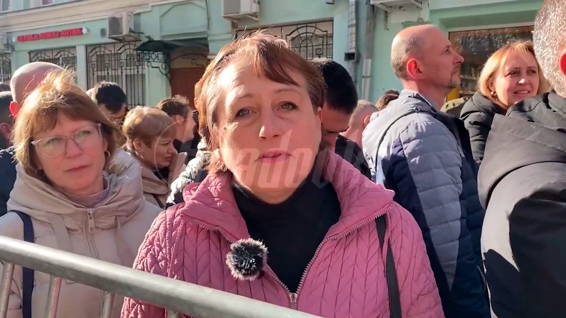 Стоящие в очереди молдавские избиратели рассказали о своем отношении к нынешней власти в республике