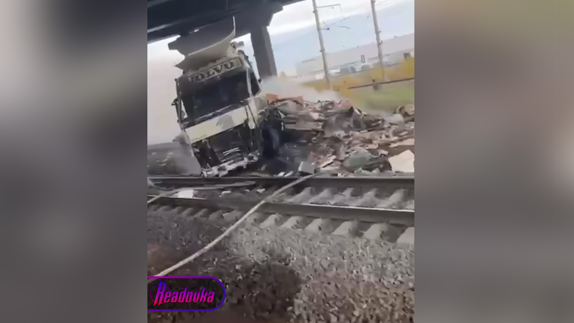 В Петербурге погиб водитель при падении грузовика на ж/д пути