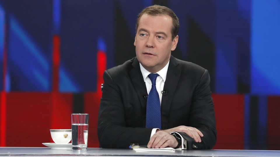 Медведев назвал целью РФ создание полноценного противовеса США или их распад