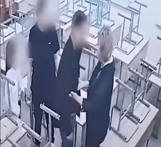 В Якутске отец школьницы напал на пожилую учительницу