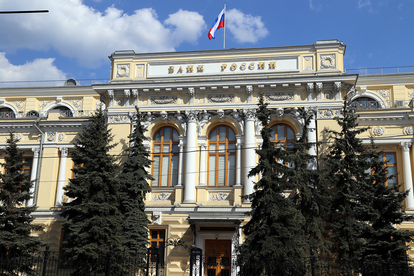 Банк России повысил ключевую ставку до 21%