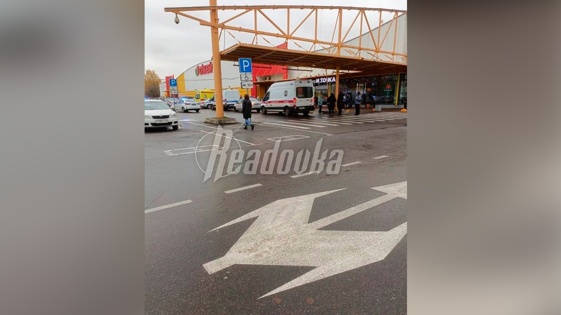 В Петербурге мужчина напал с ножом на посетителей магазина