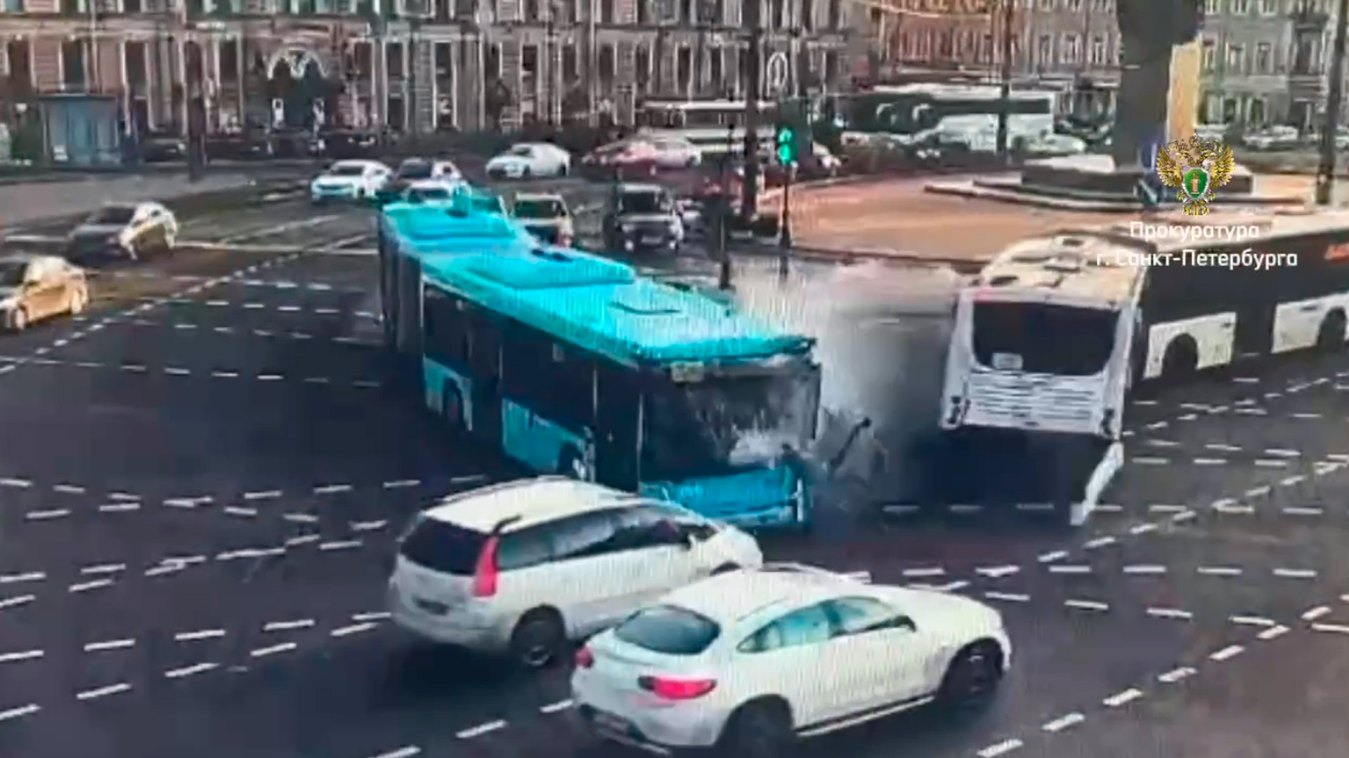 В ДТП в Петербурге пострадали 10 человек