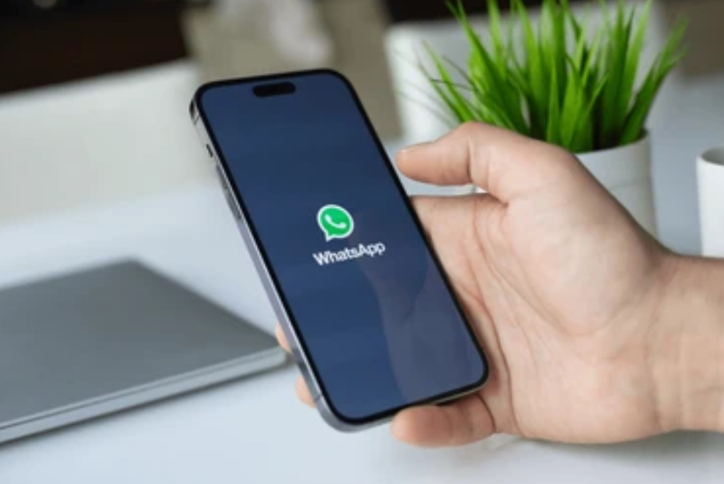 WhatsApp намерен интегрировать в приложение чат-бот, читающий переписки