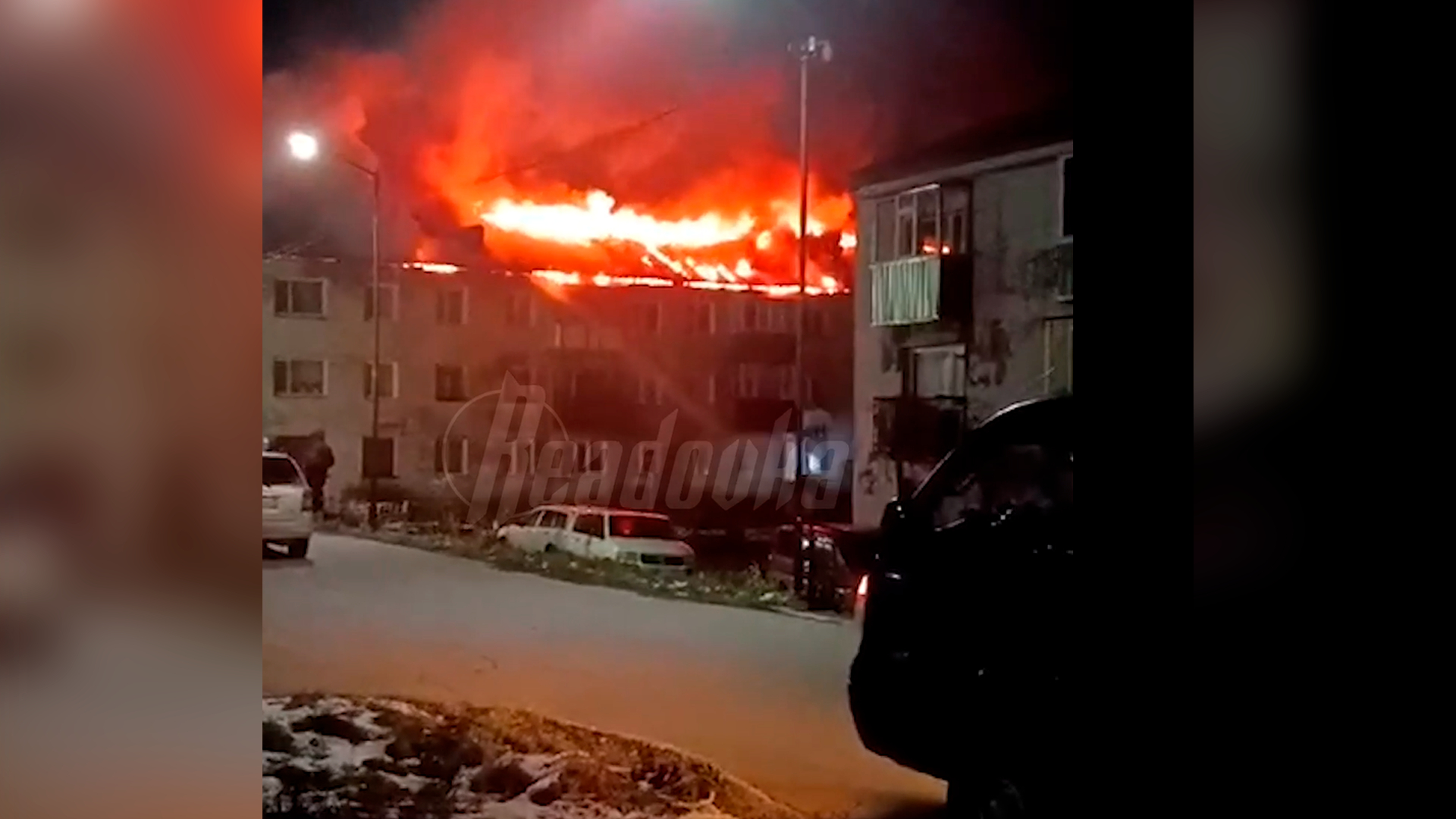 На Камчатке огонь охватил крышу многоквартирного дома