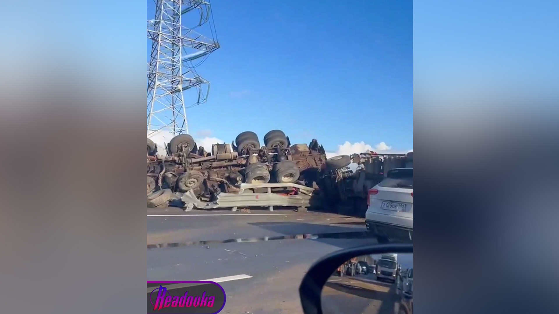 В Ленобласти водителя зажало в кабине грузовика при ДТП