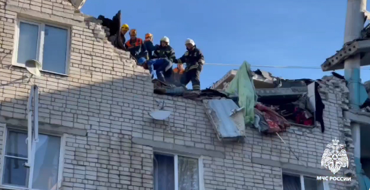 В Черкесске из-под завалов дома извлекли 3 человек