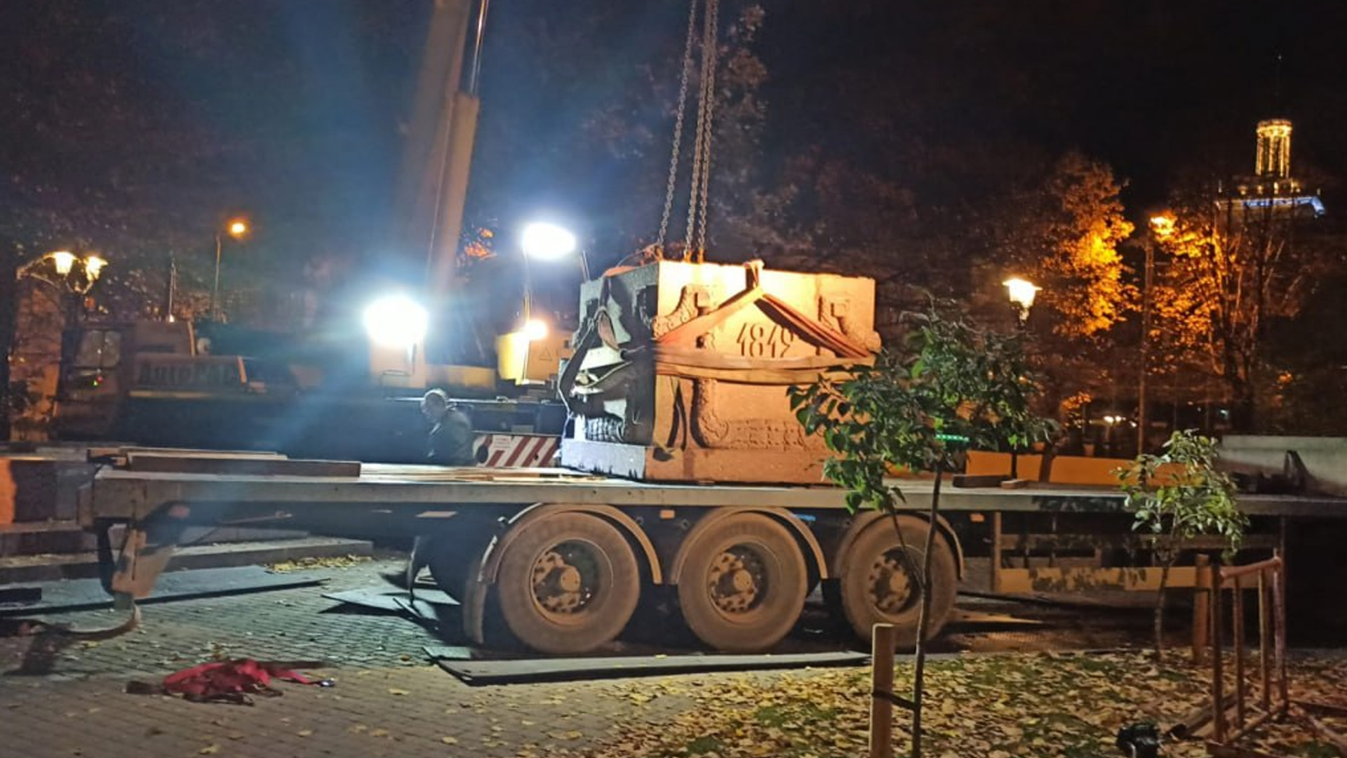В Риге демонтировали памятник русскому полководцу Барклаю де Толли