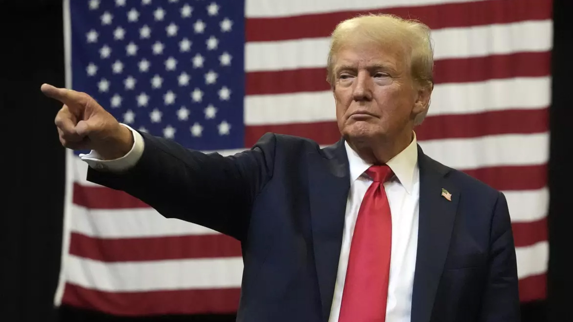 На митинге в Пенсильвании в Трампа бросили телефон