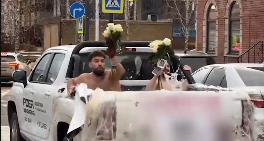 Жители Уфы сделали из кузова Пикапа бассейн и катались в нем по городу