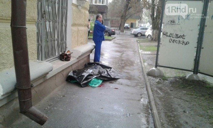 После удара молнии женщина упала замертво