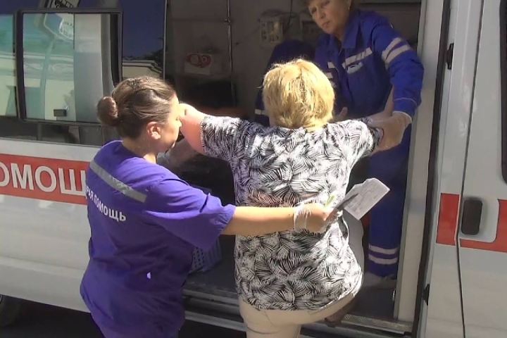 Маршрутка тащила за собой пассажирку