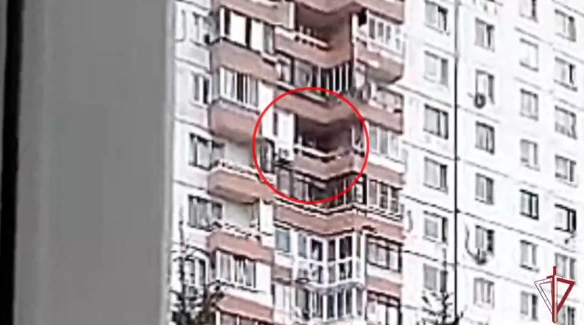 В Москве мужчина бросал емкости с горючей смесью на территорию детсада