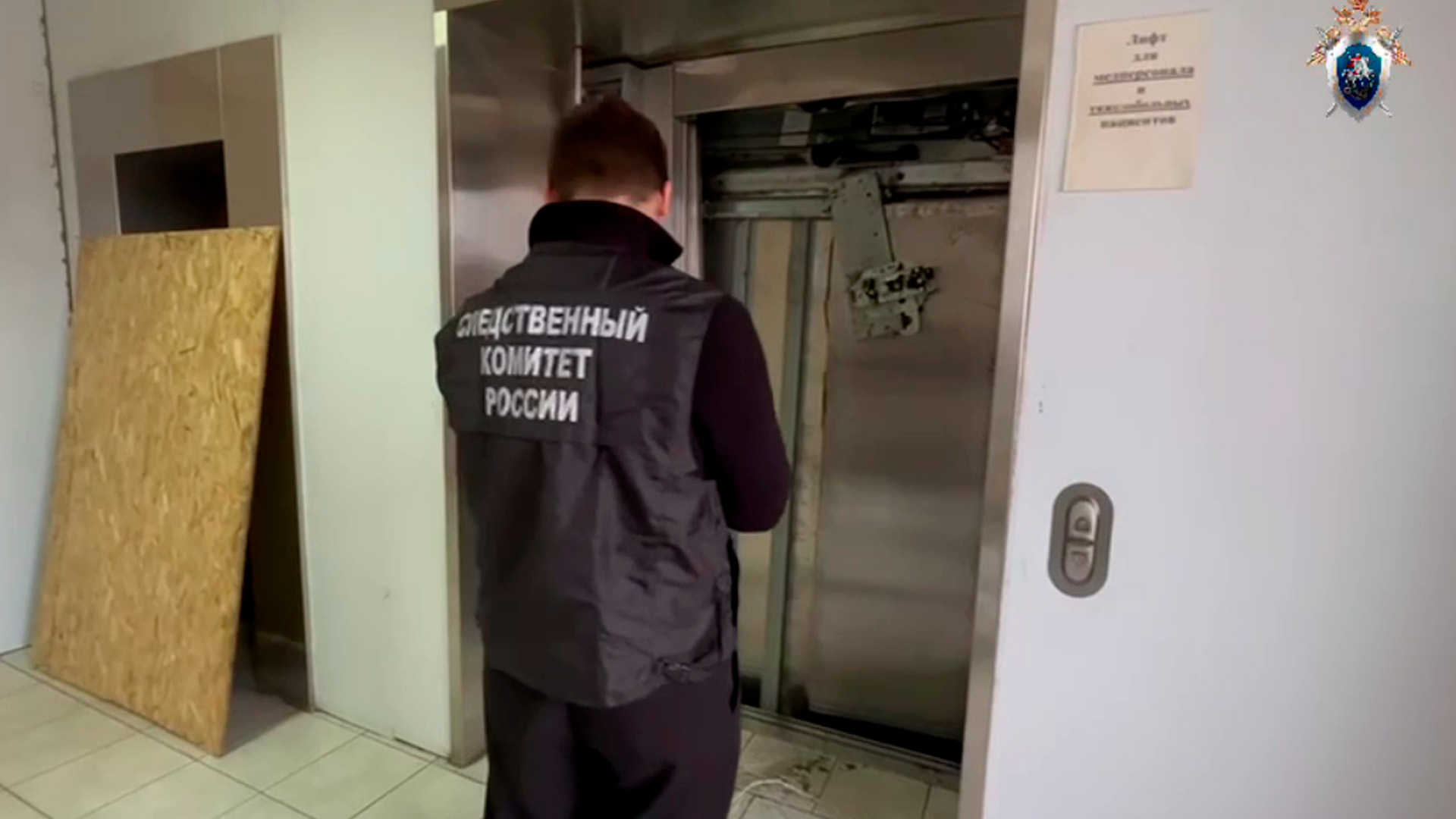 В Петербурге рабочего насмерть придавило при ремонте лифта