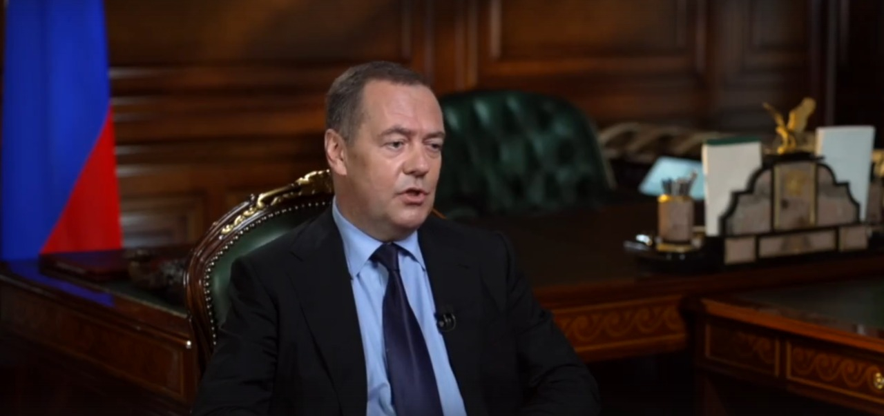 Медведев: Россия готова защищать свое существование с помощью ядерного оружия