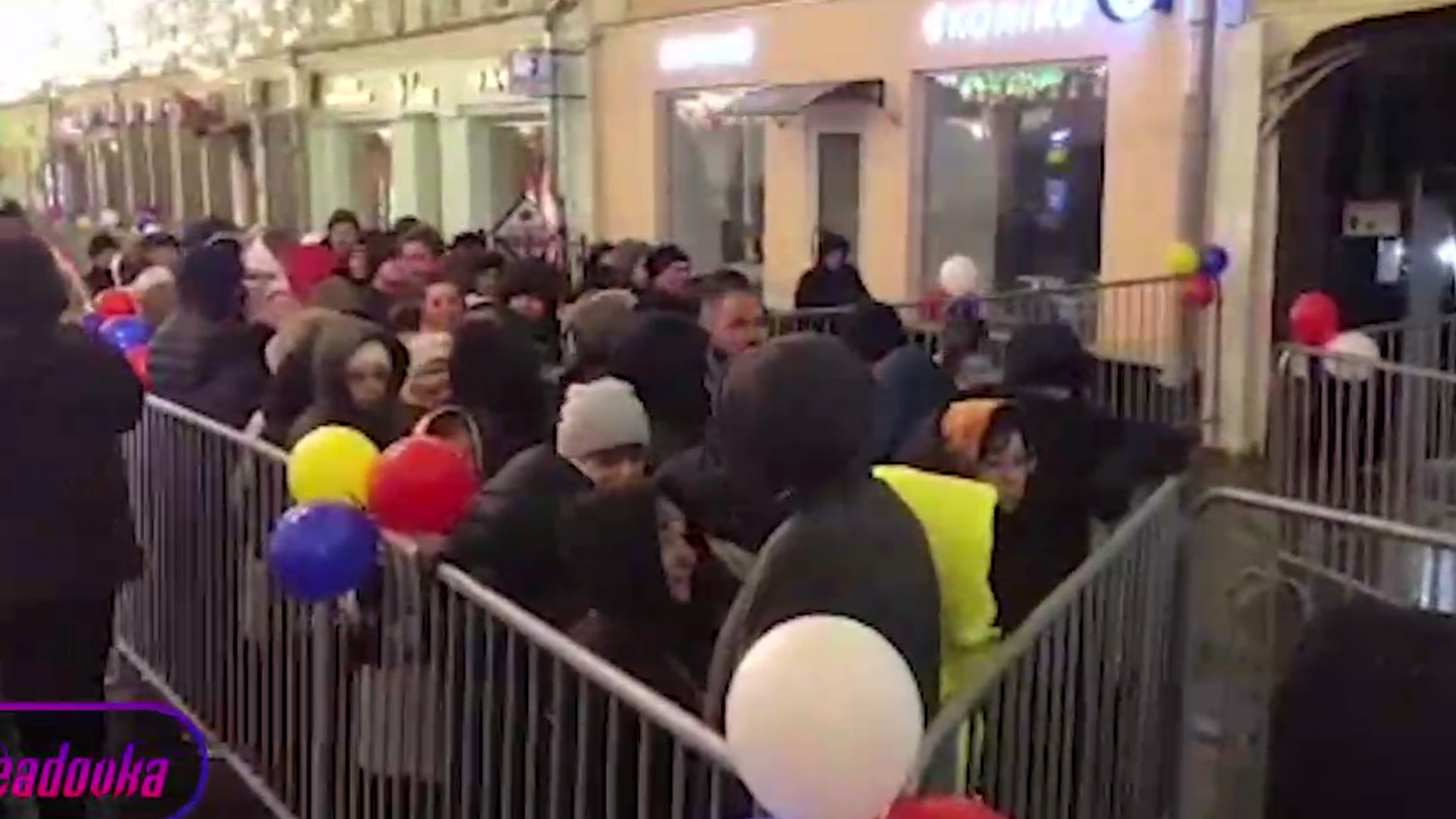 У молдавского избирательного участка в Москве выстроилась огромная очередь