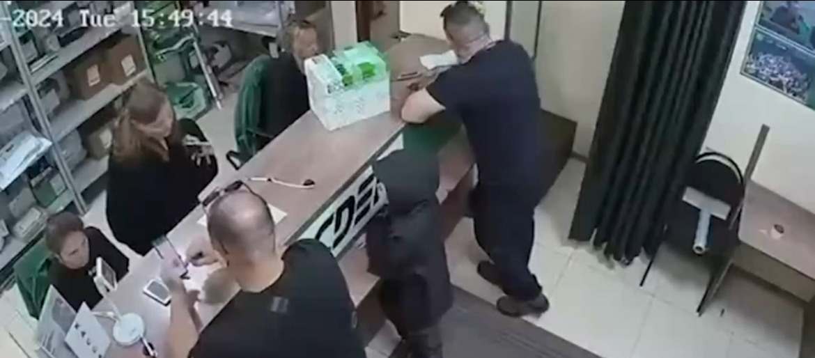 В Стерлитамаке мужчины устроили поединок прямо в ПВЗ СДЭКа