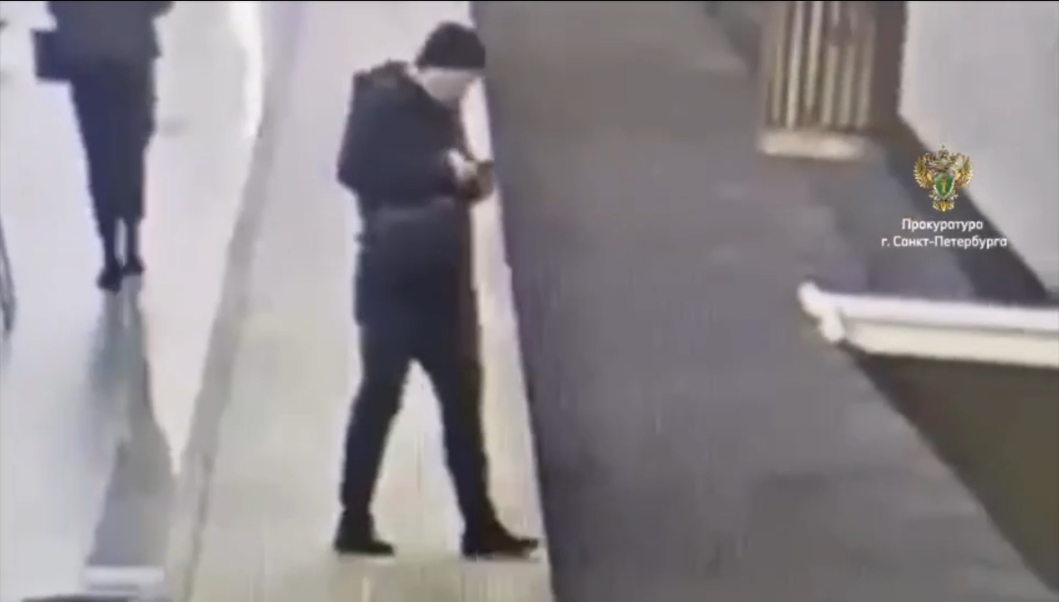 В Петербурге пассажир метро засмотрелся в телефон и упал на рельсы
