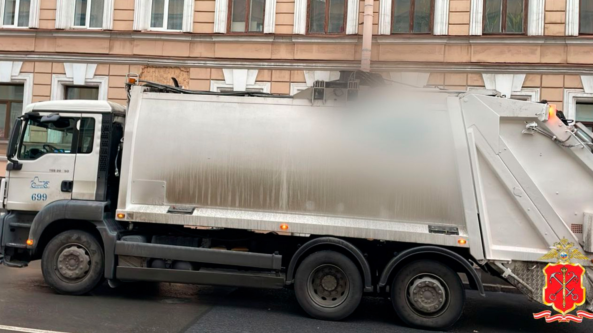 В Петербурге мусоровоз раздавил женщине голову