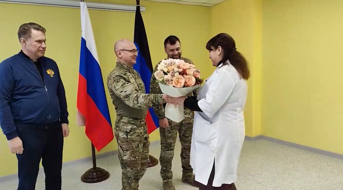 Пушилин и Кириенко вручили награды медикам Волновахского района