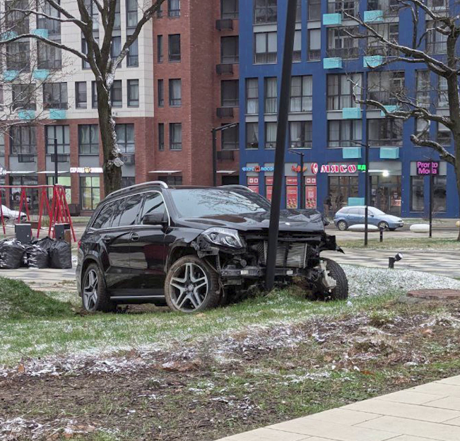 В Новой Москве неуправляемый внедорожник влетел в столб