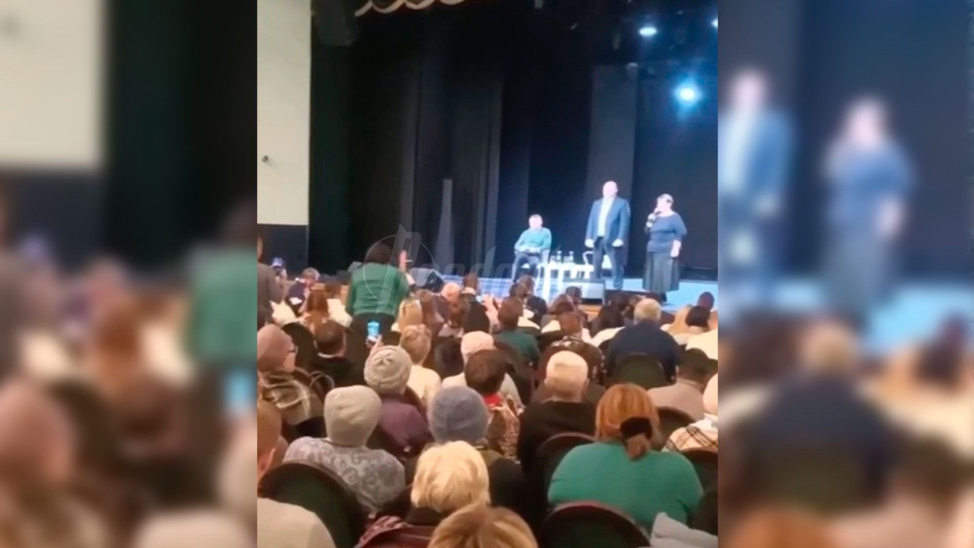 На встрече с негодующими горожанами экс-глава Кореневского района хвасталась наградой