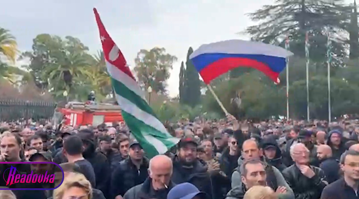 Оппозиционеры в Абхазии подняли российский флаг