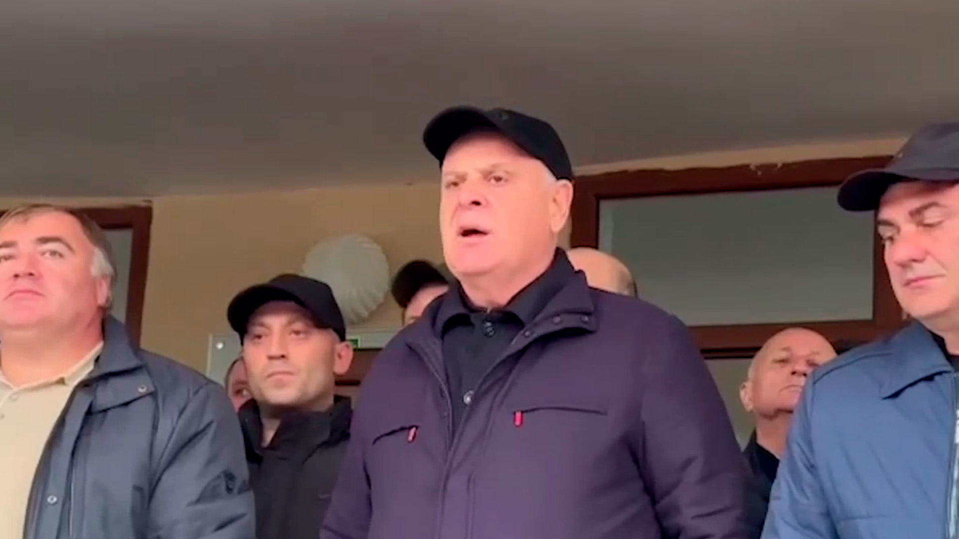 Глава Абхазии пообещал покинуть пост с освобождением здания парламента