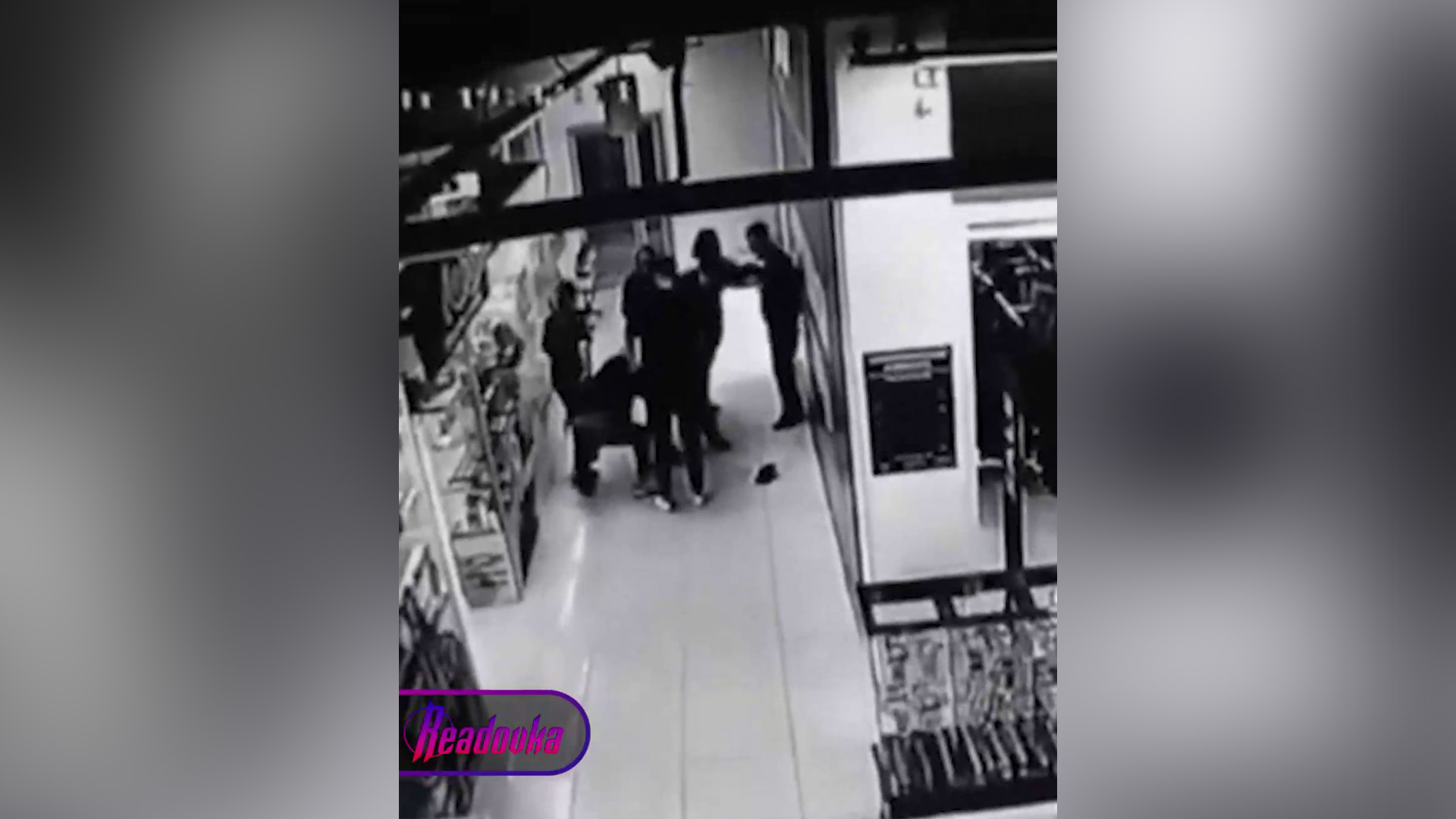 Во Владивостоке задержали подростков, избивших охранника битой