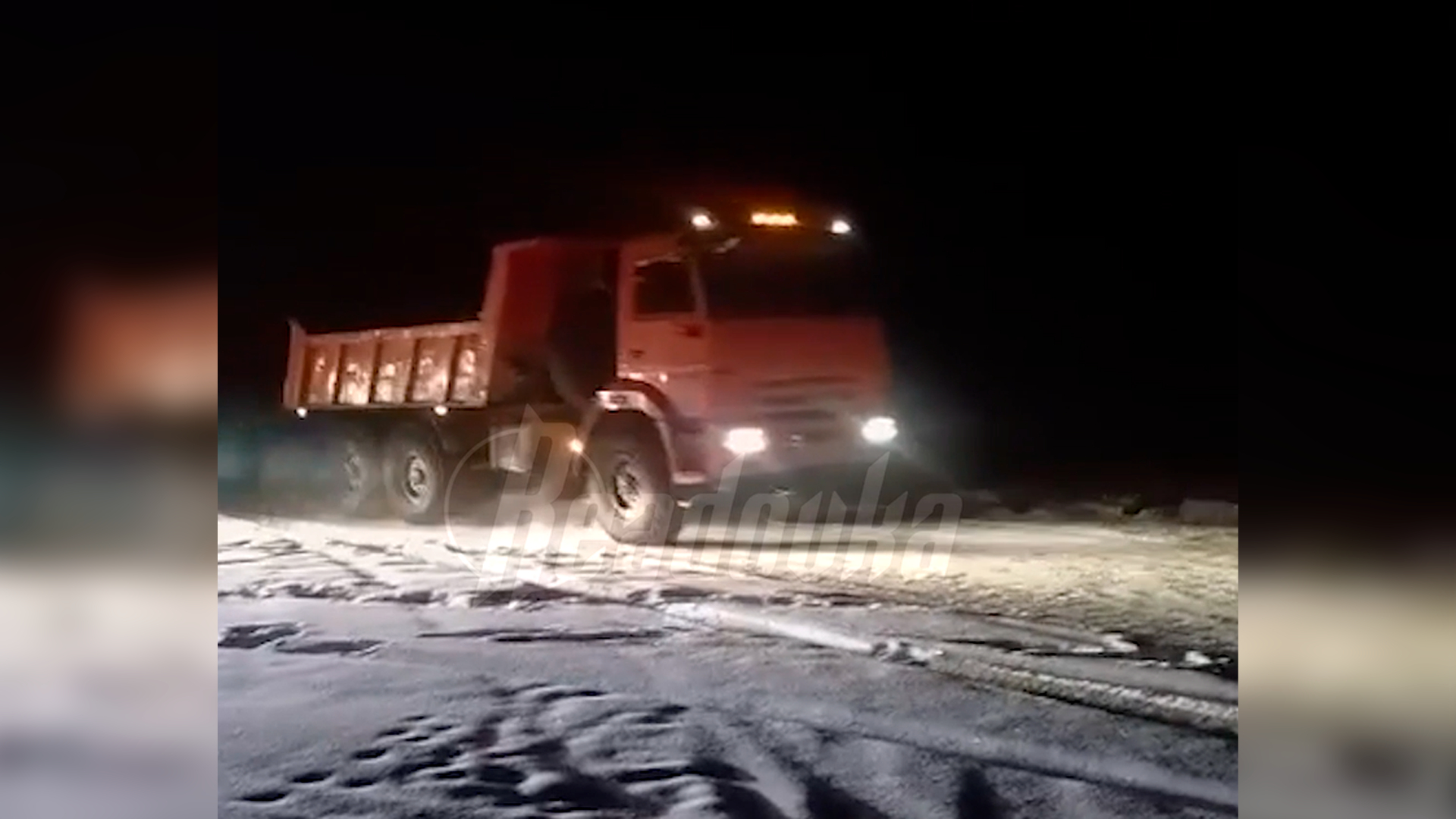 КАМАЗ с водителем утонул во время перегона по льду реки Куанда