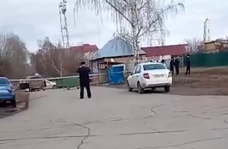 Неизвестный на автомобиле открыл огонь по людям в Саратовской области
