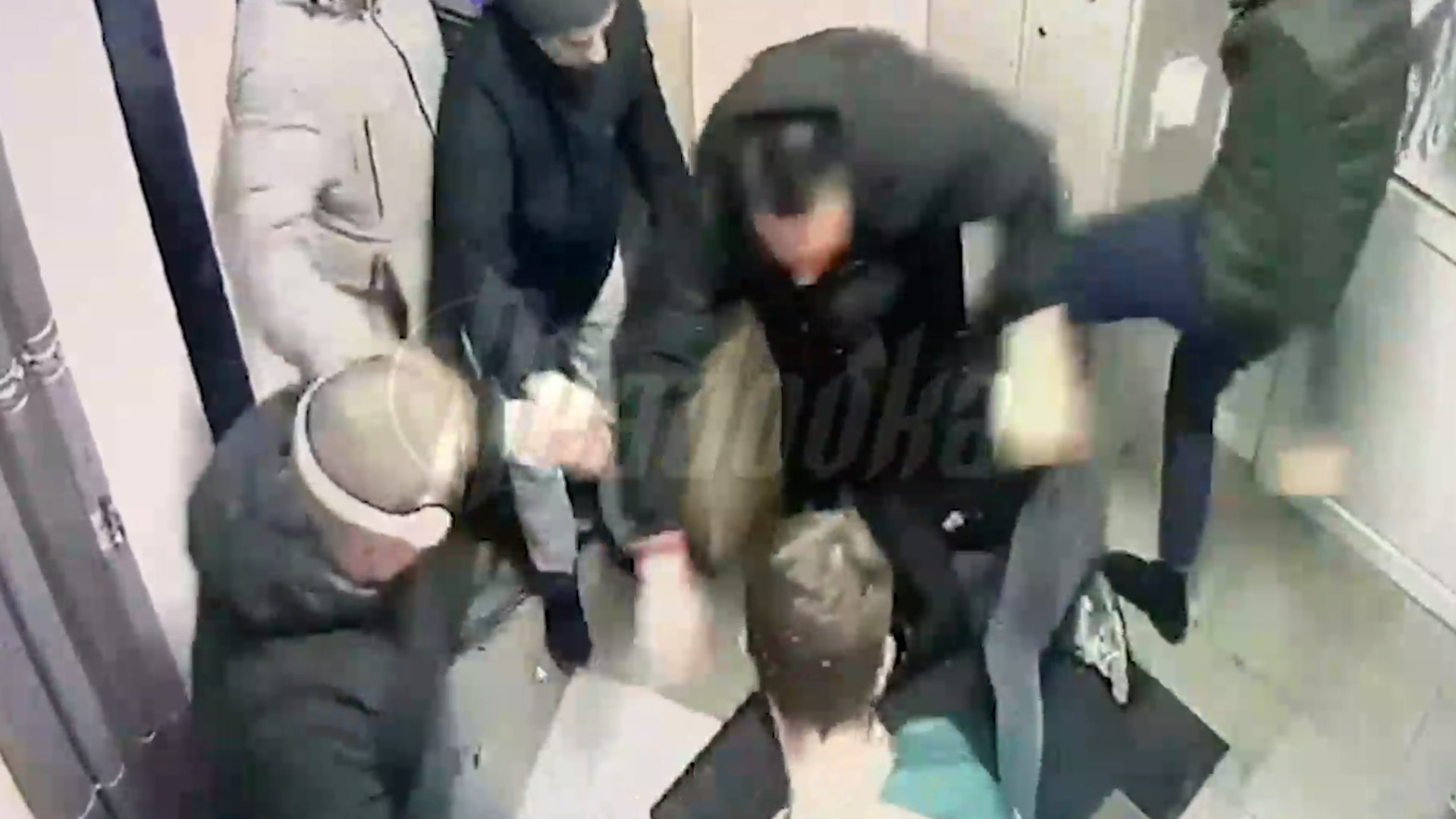 В Ленинградской области 15 мужчин устроили драку в очереди за пивом