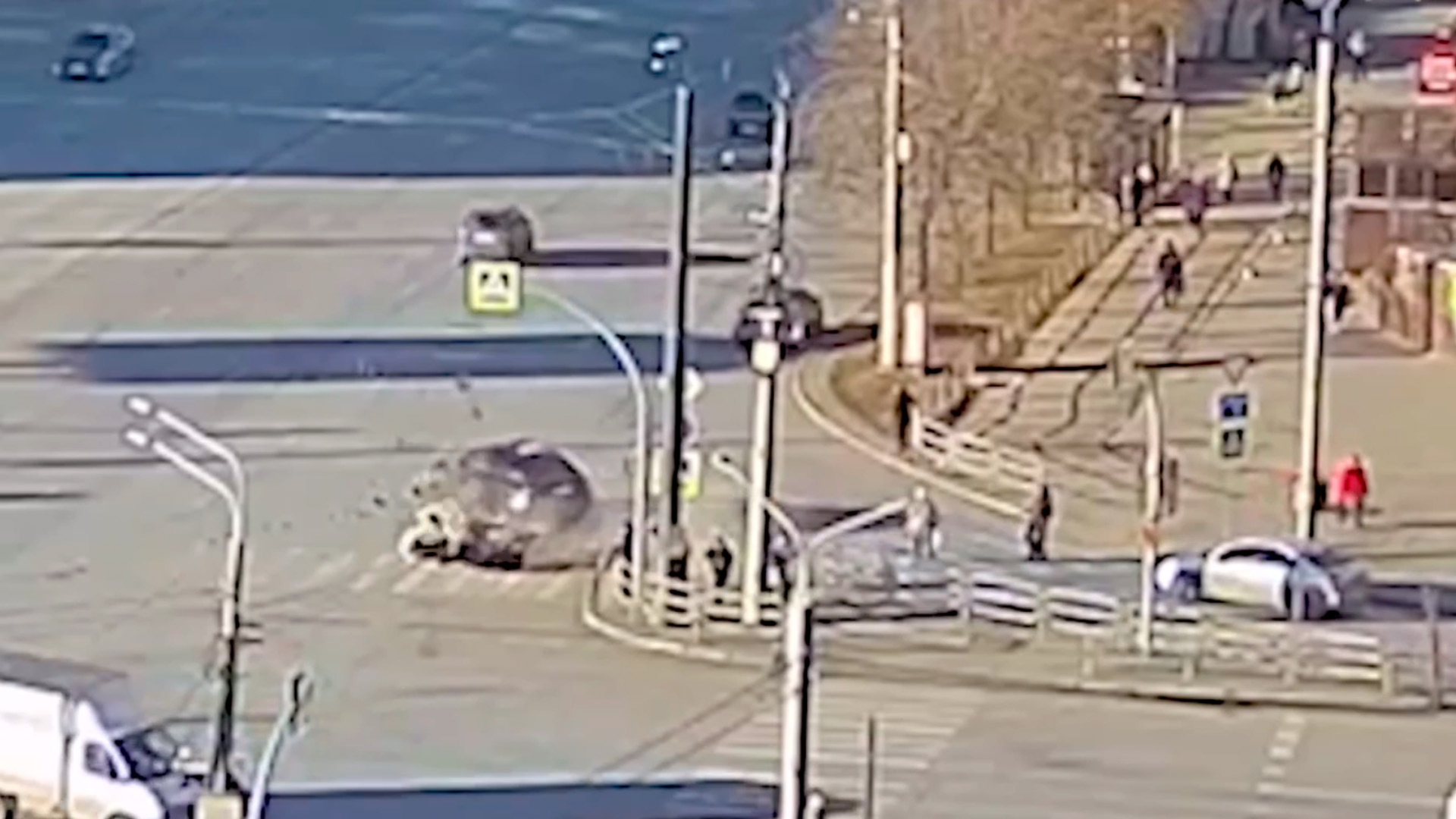 В Челябинске пьяный водитель сбил толпу людей на пешеходном переходе и скрылся
