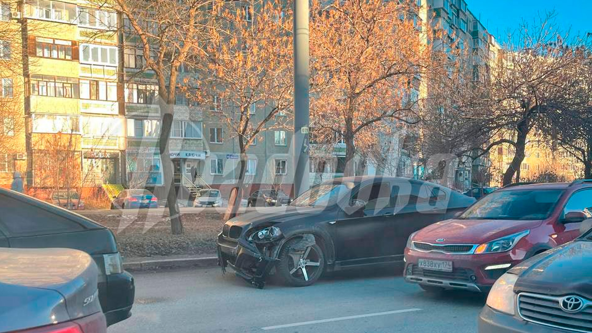 Жители Челябинска перегородили дорогу сбившему людей на пешеходе мужчине