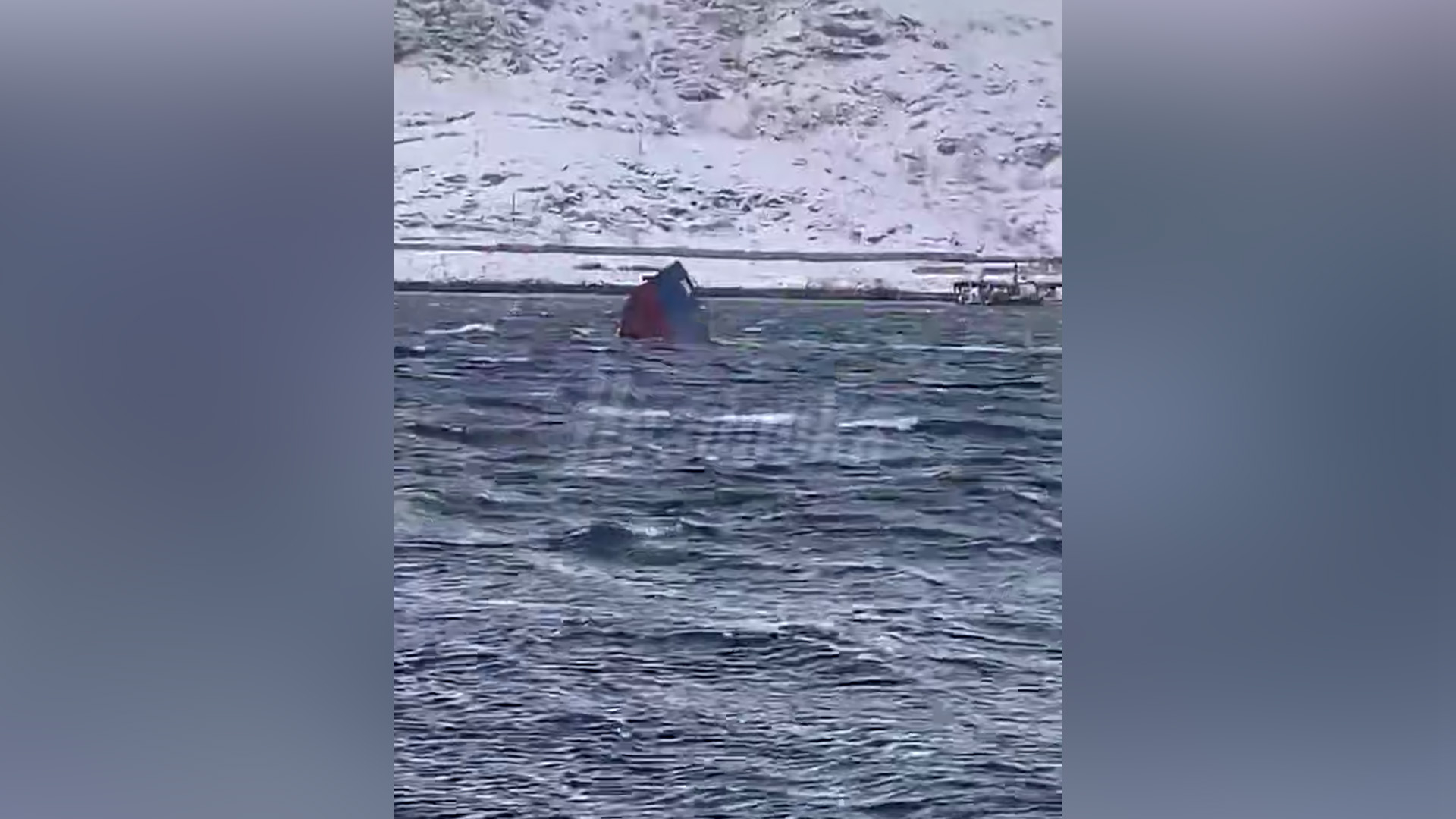 В Баренцевом море затонуло судно с 9 туристами