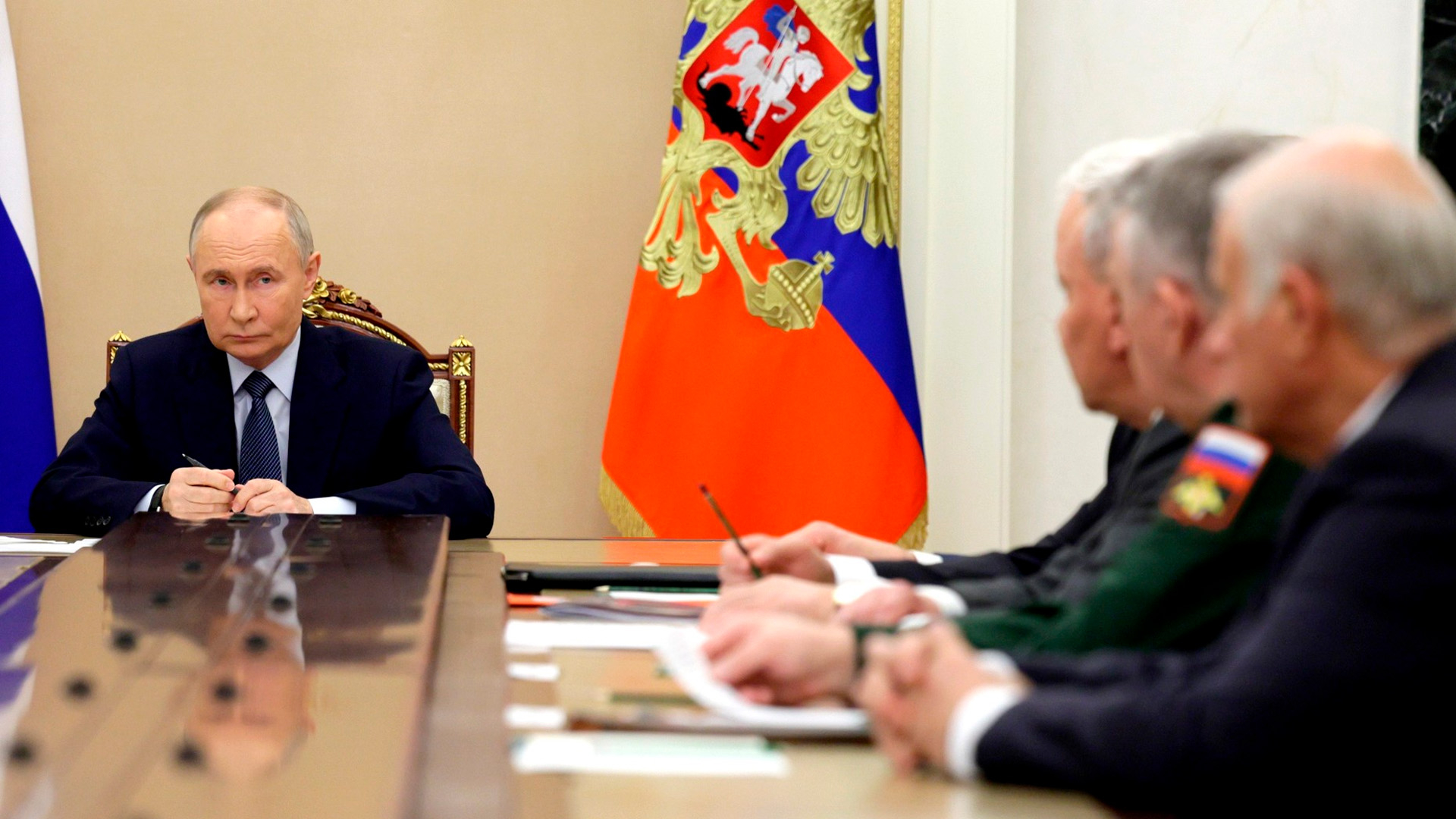 Путин решил проверять эффективность деятельности губернаторов через KPI