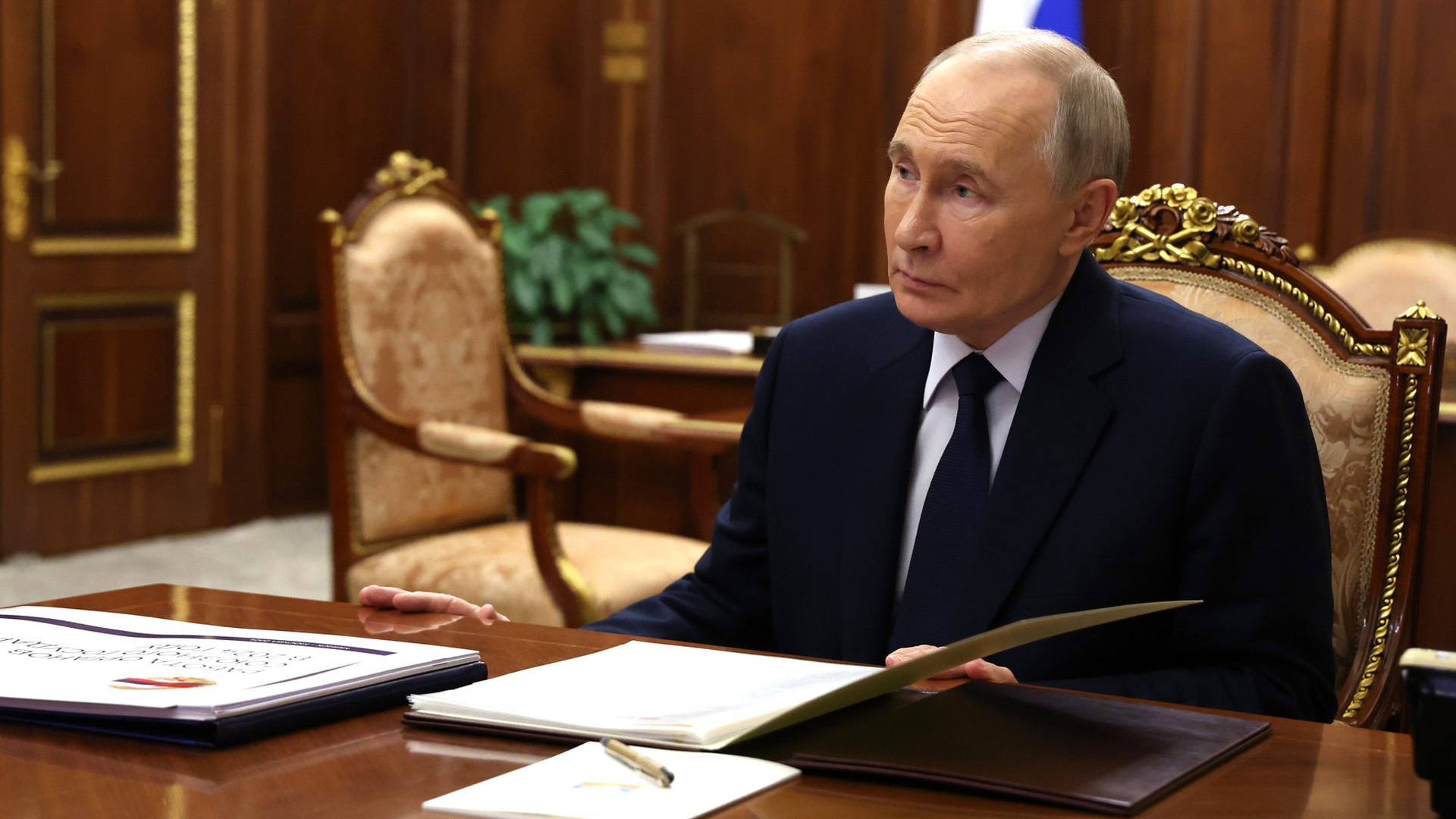 Путин отметил сбалансированную политику ЦБ